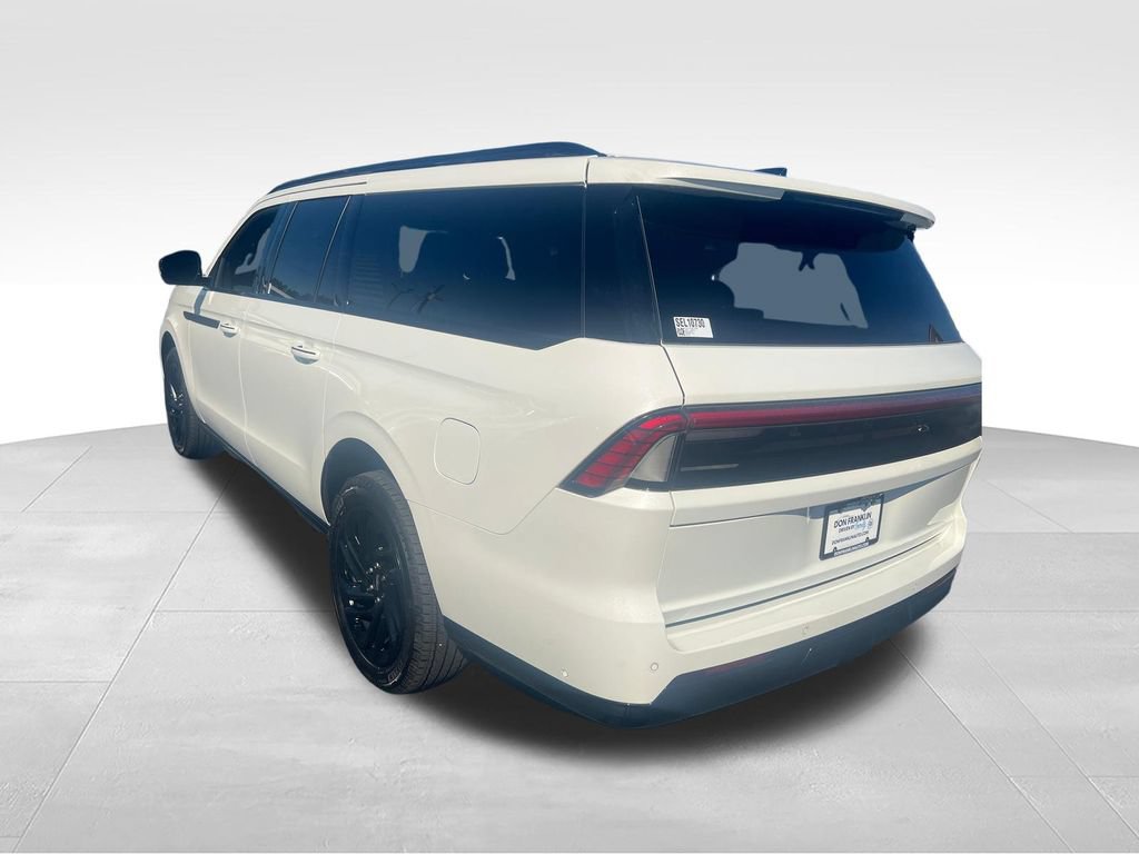 Used 2025 Lincoln Navigator L Reserve w/ Jet Appearance Package AWD/4WD image 3