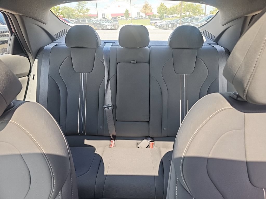 Certified 2025 Hyundai Elantra SEL FWD image 28
