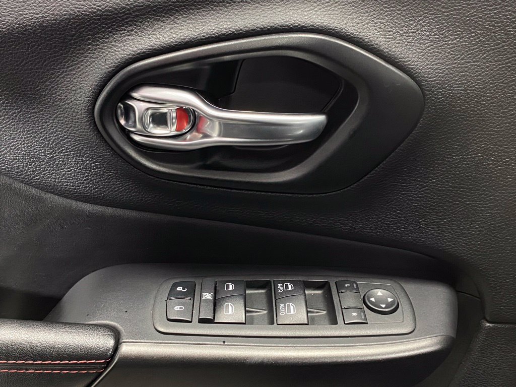 Used 2021 Jeep Cherokee Trailhawk AWD/4WD image 13