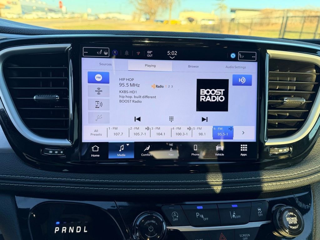 Used 2025 Chrysler Pacifica Limited image 16