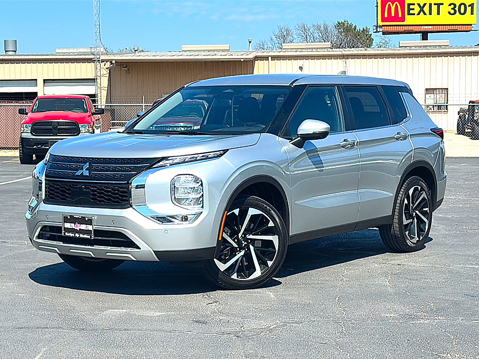 Used 2024 Mitsubishi Outlander SE FWD image 2