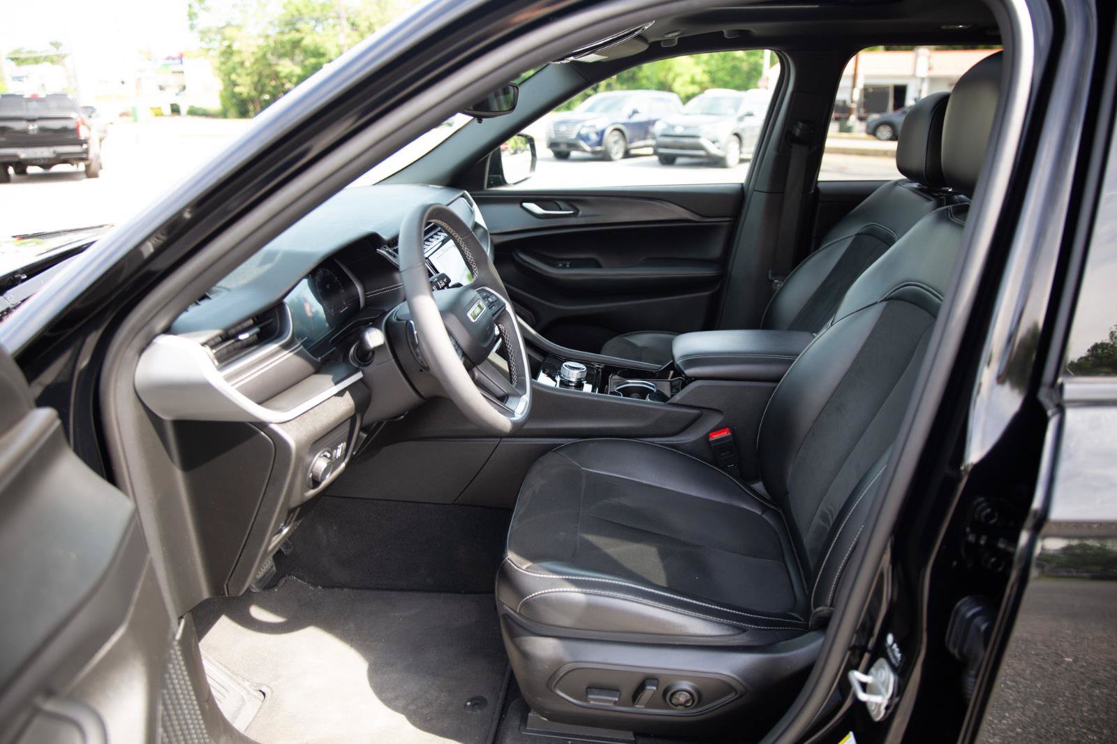 Used 2023 Jeep Grand Cherokee Altitude AWD/4WD image 21
