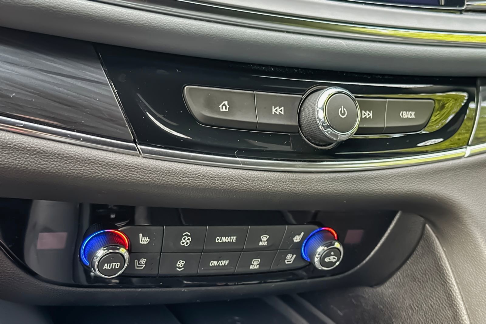 Used 2024 Buick Enclave Premium image 24