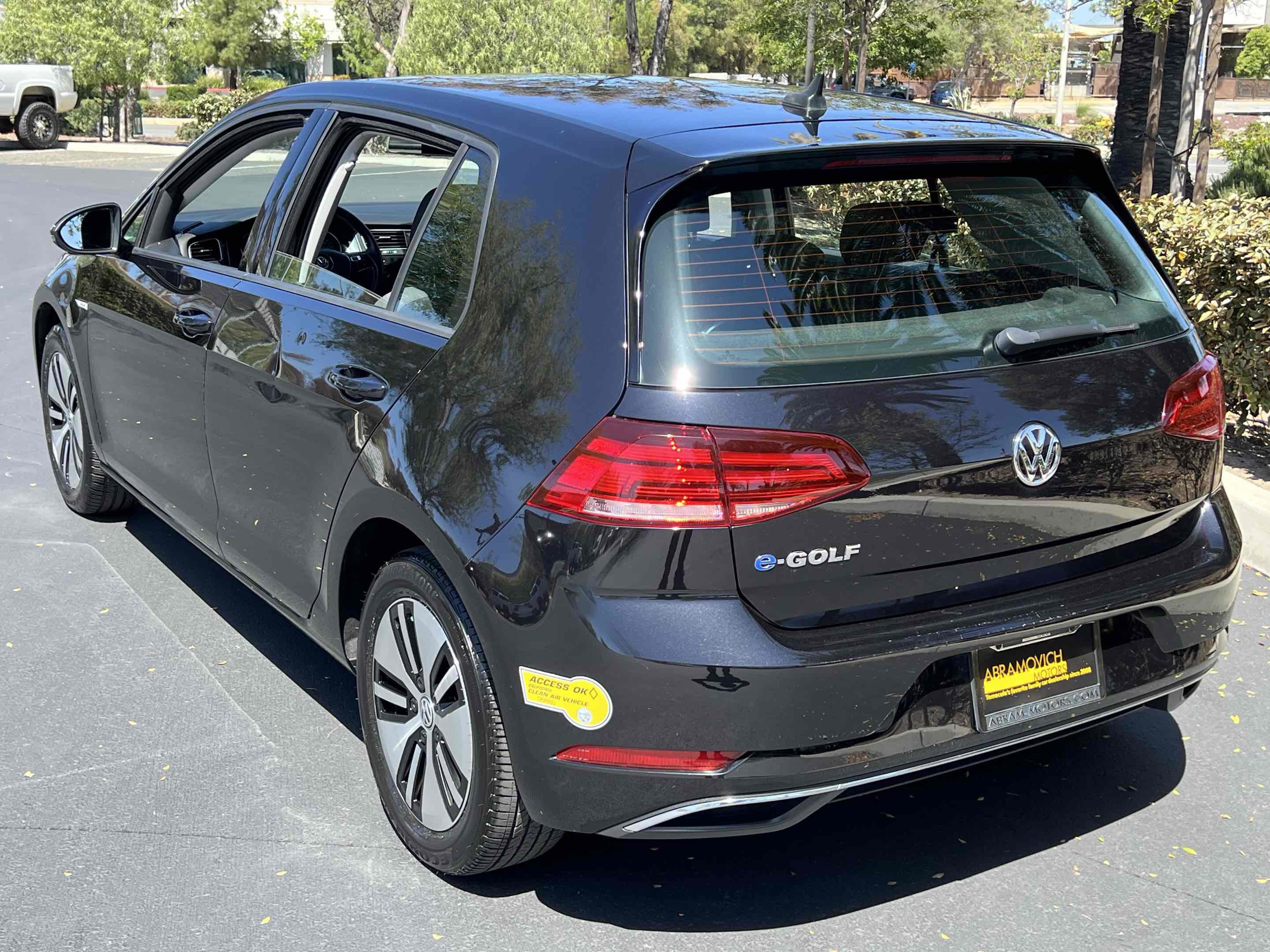 Used 2019 Volkswagen e-Golf SE w/ Driver Assistance Package FWD image 2