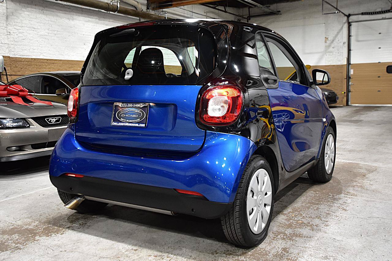 Used 2016 smart fortwo pure RWD image 4