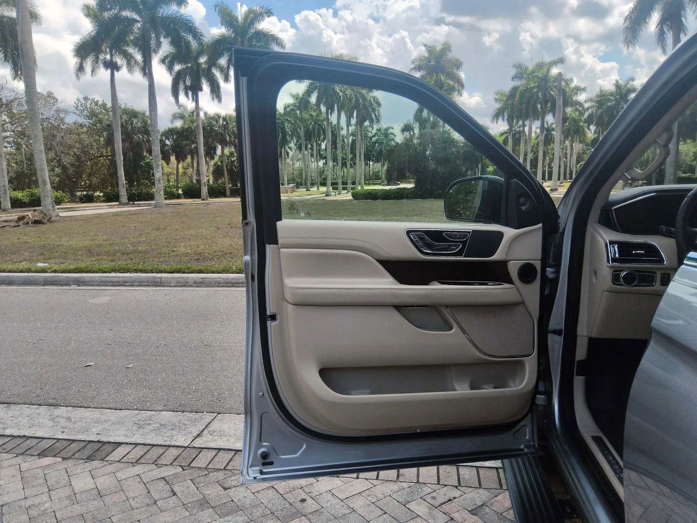 Used 2020 Lincoln Navigator Reserve w/ Equipment Group 201A Reserve RWD image 21