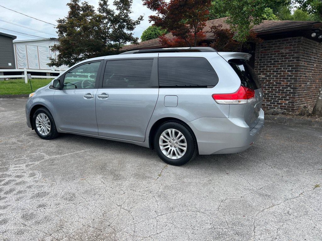 Used 2013 Toyota Sienna XLE FWD image 2