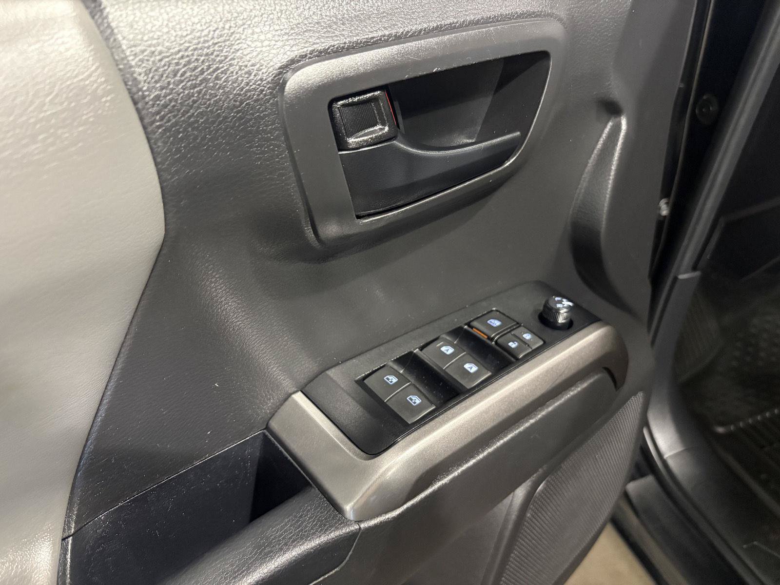 Used 2023 Toyota Tacoma SR5 AWD/4WD image 11