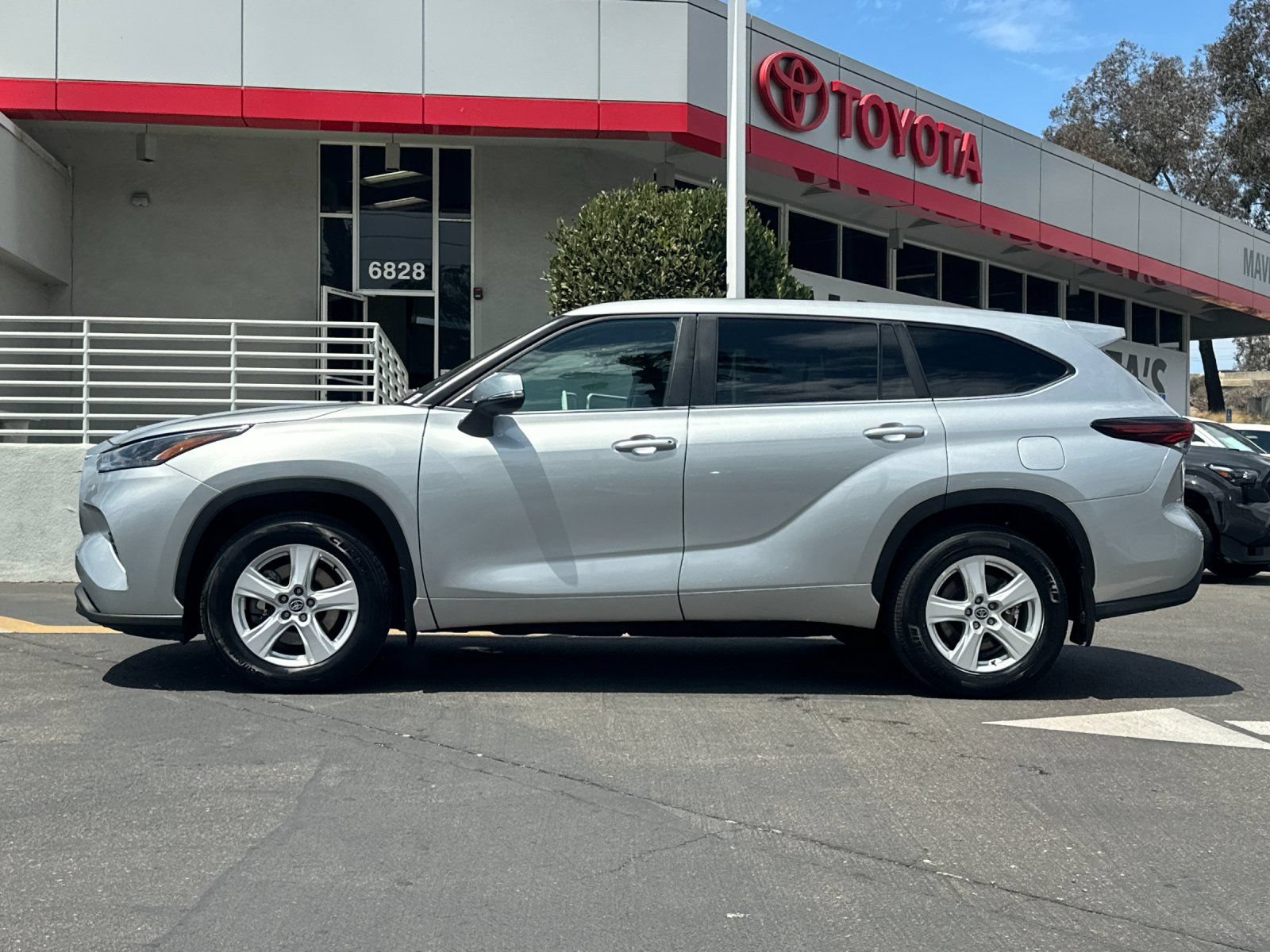 Used 2025 Toyota Highlander LE AWD/4WD image 2