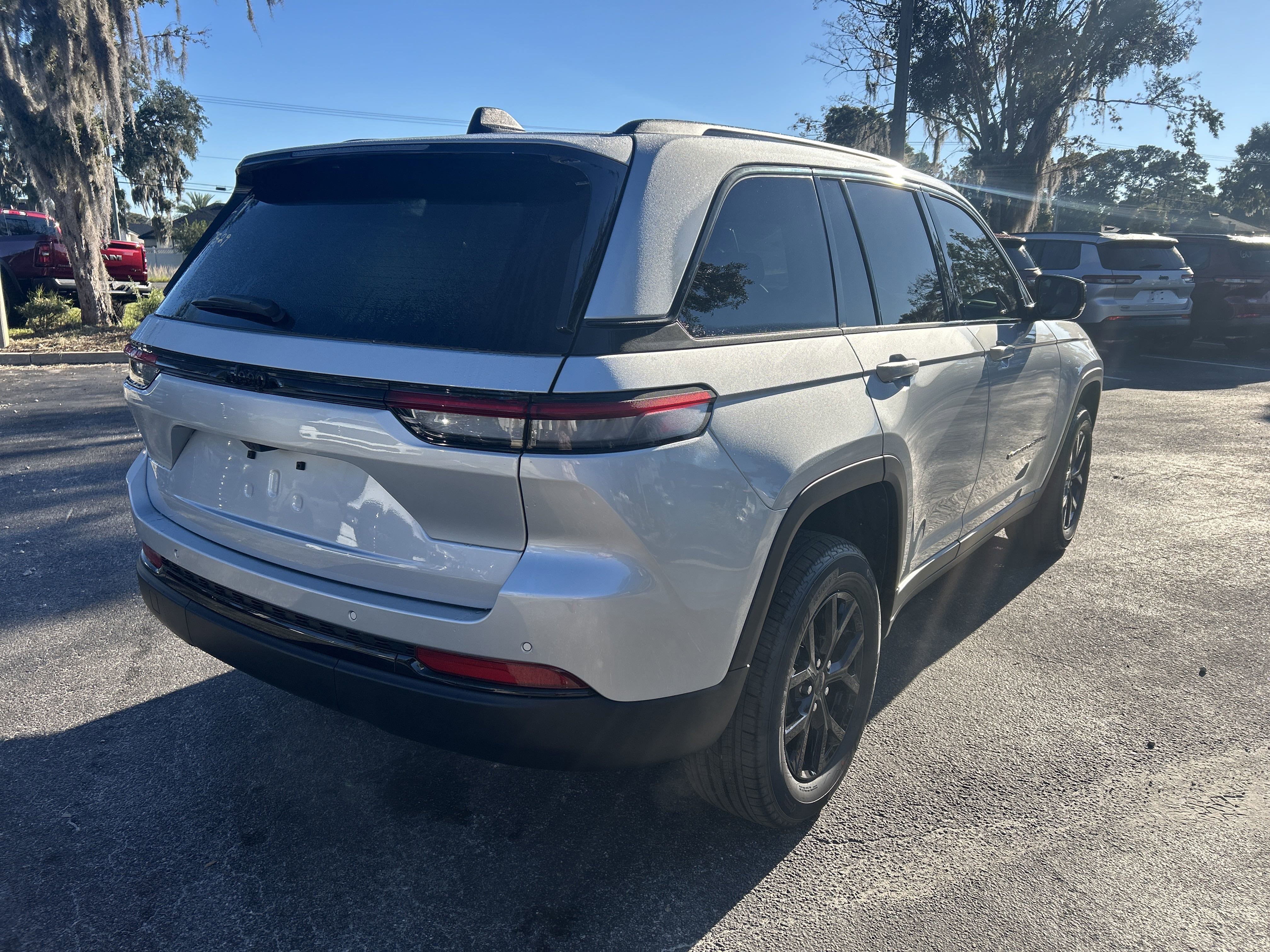 New 2025 Jeep Grand Cherokee Laredo image 5
