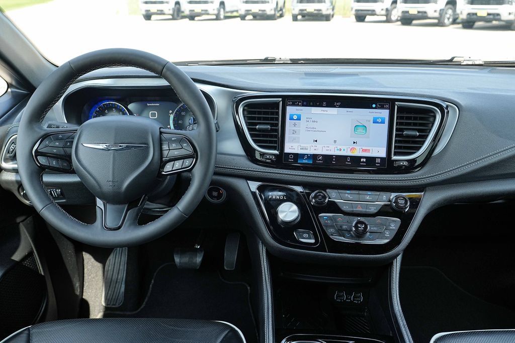 Used 2025 Chrysler Pacifica Limited FWD image 28