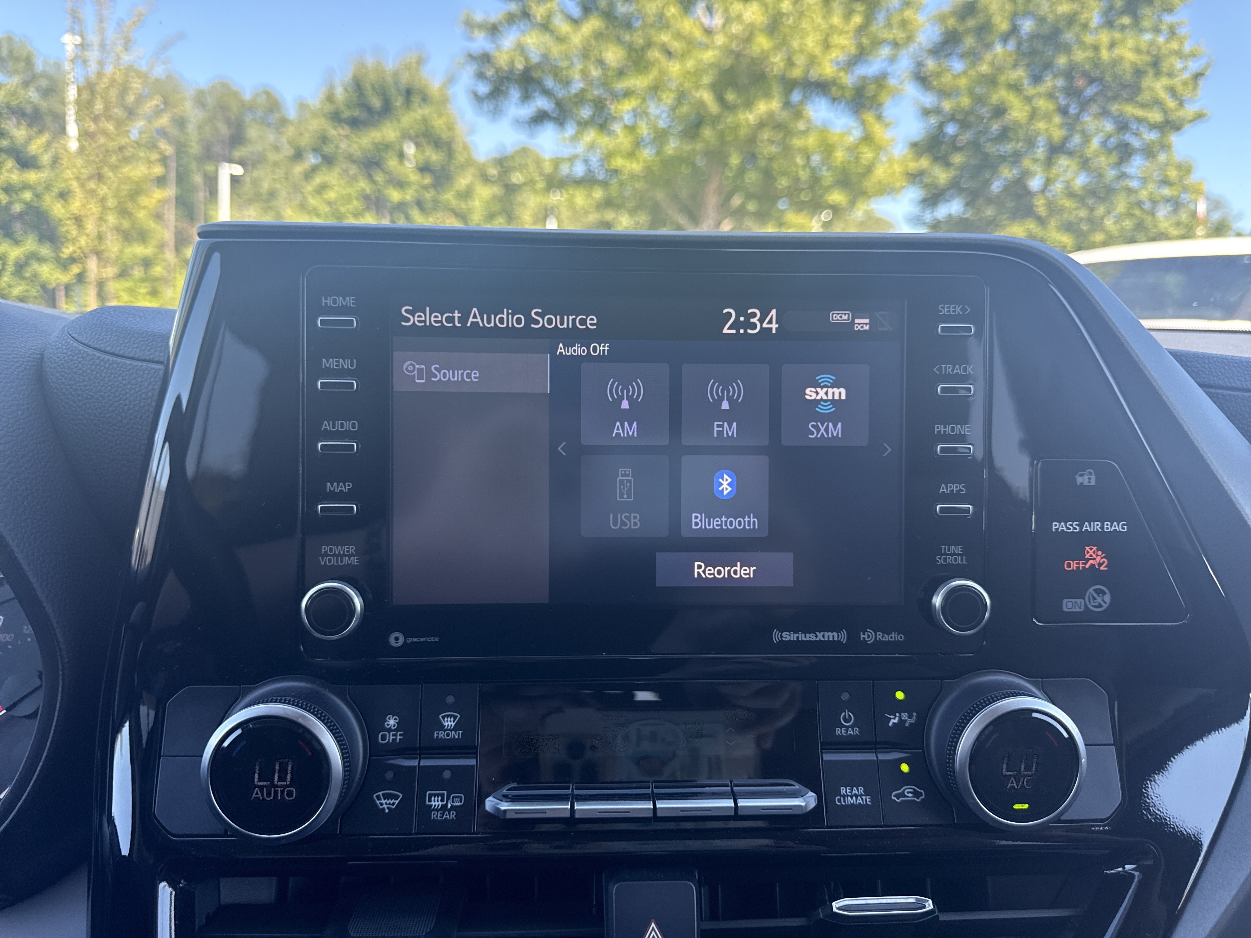 Used 2021 Toyota Highlander LE FWD image 23