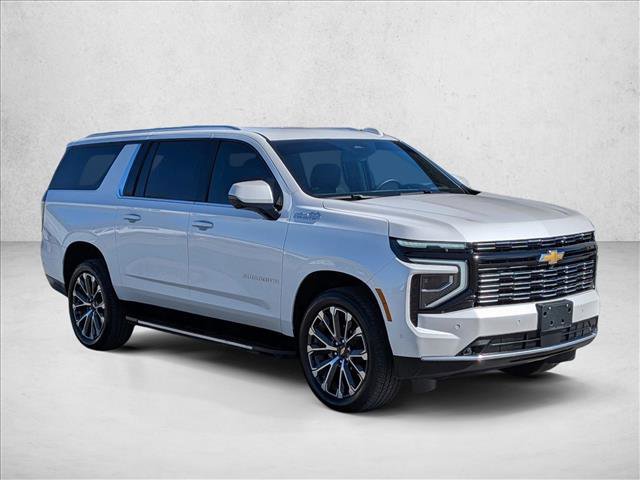 Used 2025 Chevrolet Suburban High Country image 3