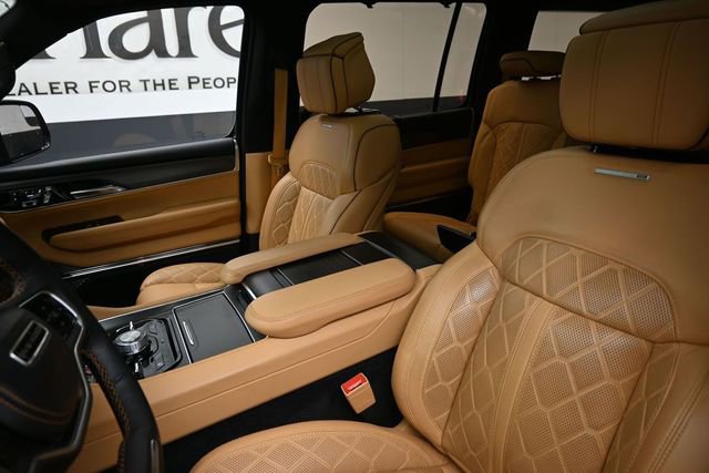 Used 2023 Jeep Grand Wagoneer Series III AWD/4WD image 16
