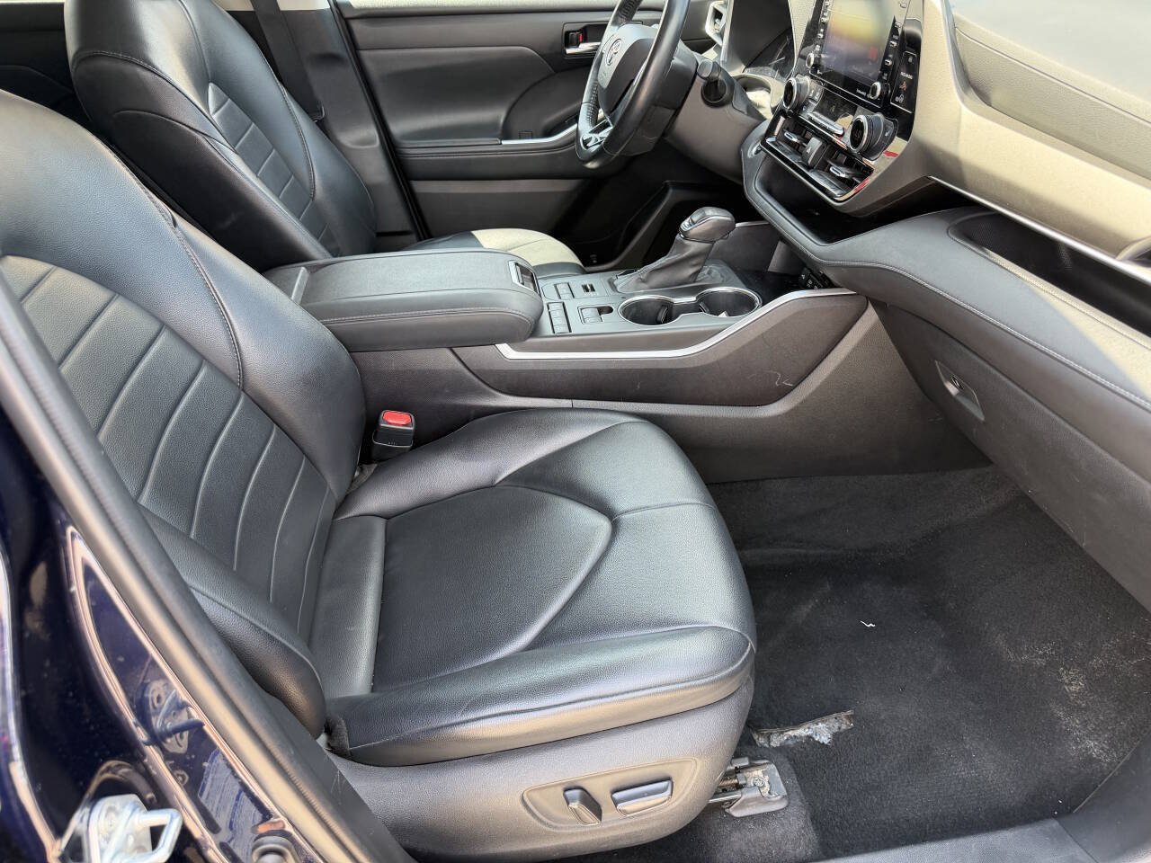 Used 2021 Toyota Highlander XLE AWD/4WD image 22