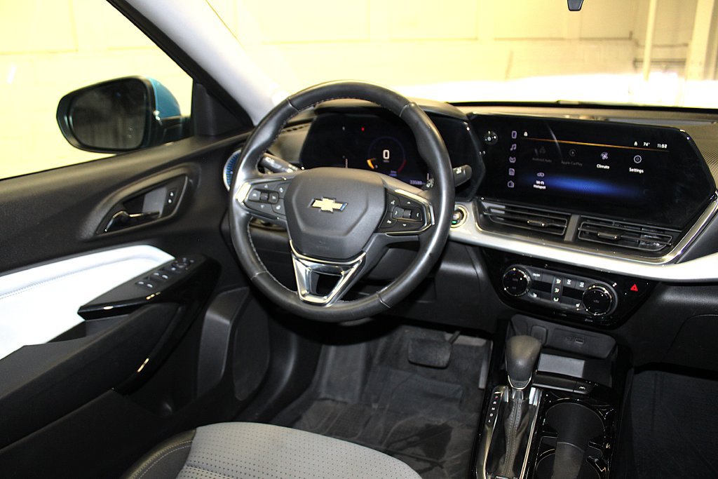 Used 2025 Chevrolet Trax LT w/ LT Convenience Package FWD image 14