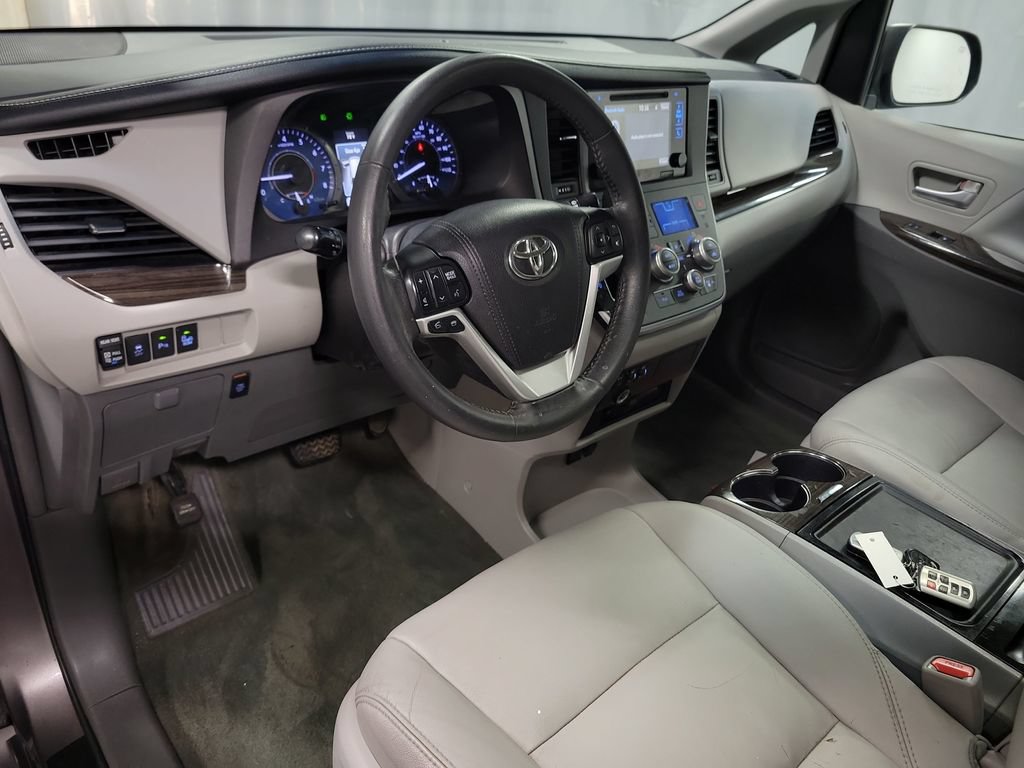 Used 2017 Toyota Sienna XLE Premium FWD image 16