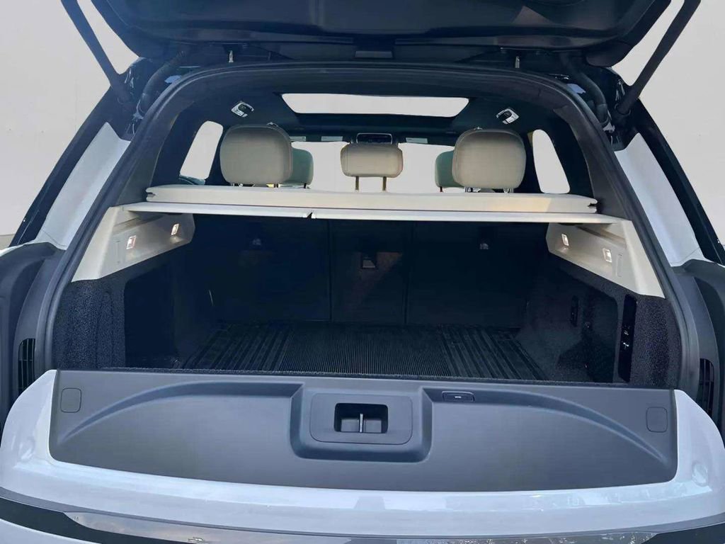 Used 2023 Land Rover Range Rover SE image 27