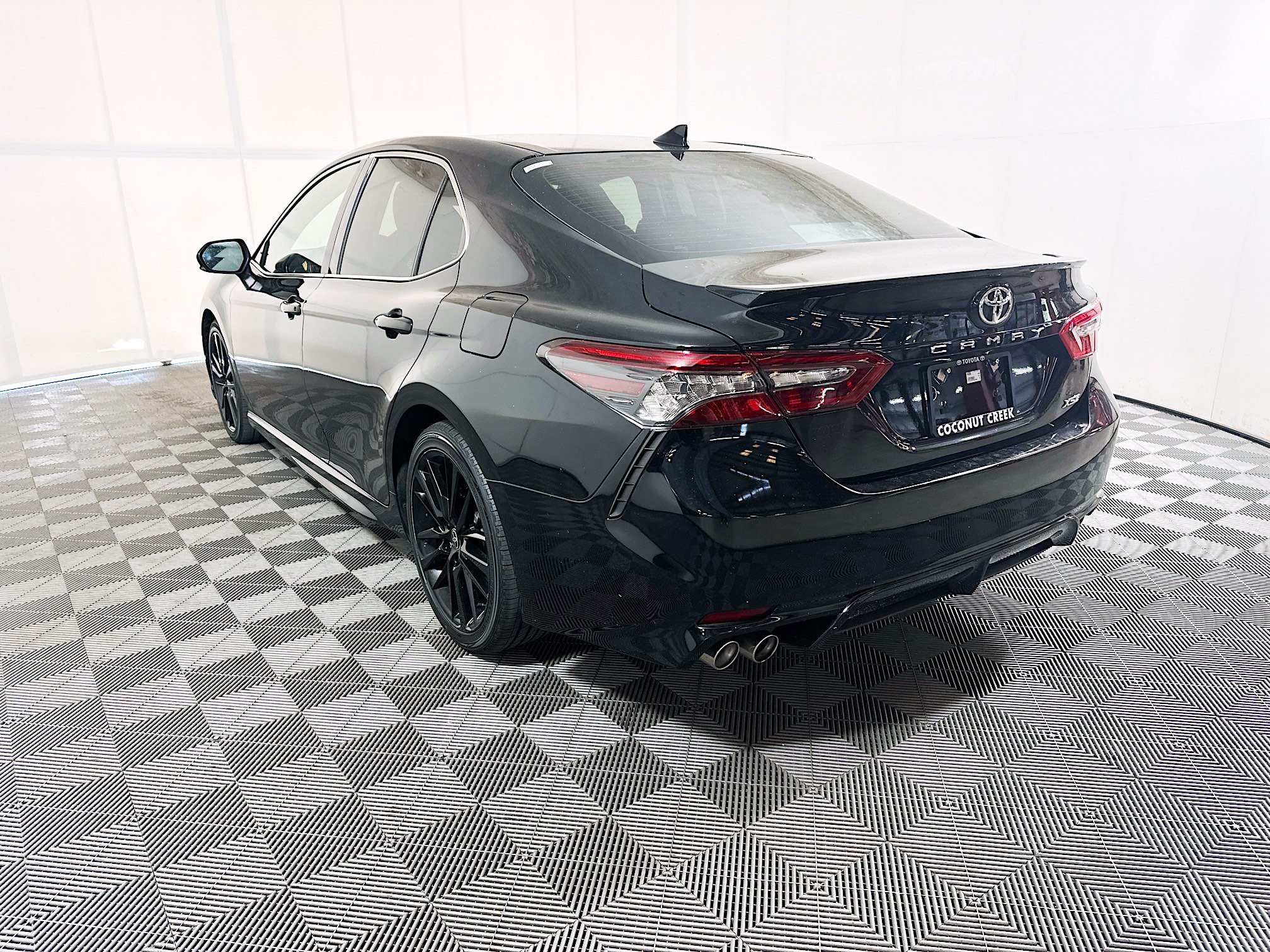 Used 2022 Toyota Camry XSE FWD image 5