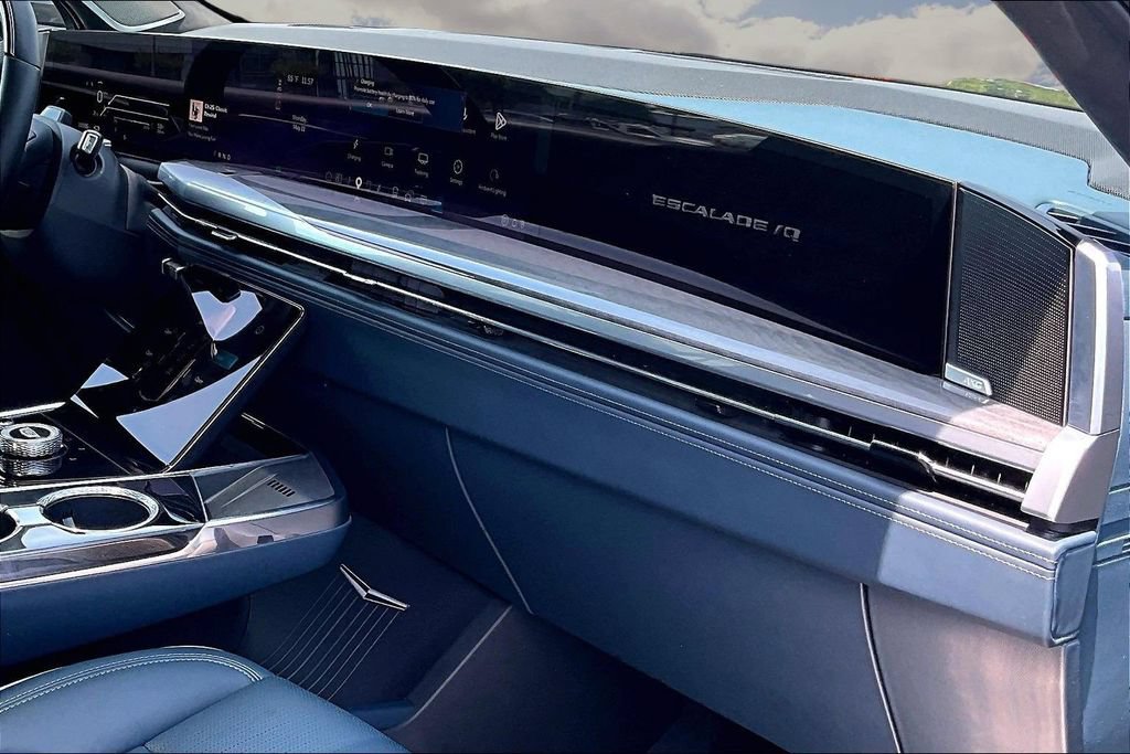 Certified 2025 Cadillac Escalade IQ Luxury 2 w/ LPO, Premium Carpet Package AWD/4WD image 27