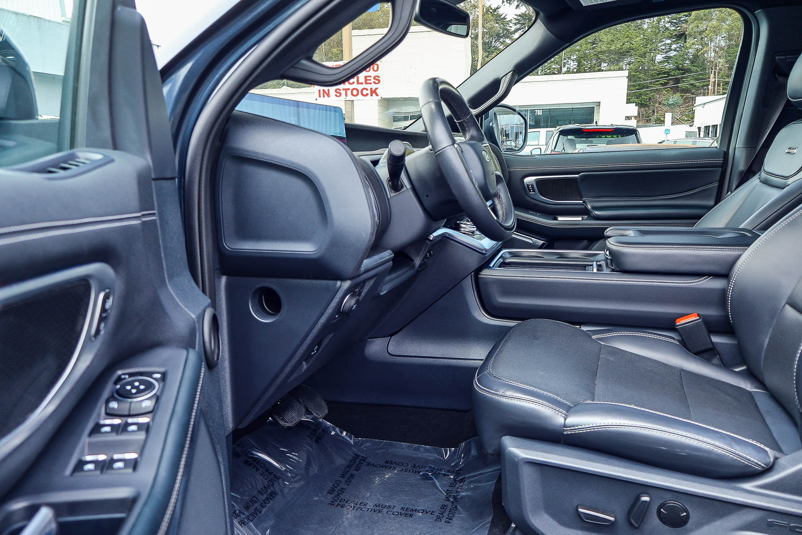 Used 2025 Ford Expedition Platinum w/ Stealth Appearance Package AWD/4WD image 2