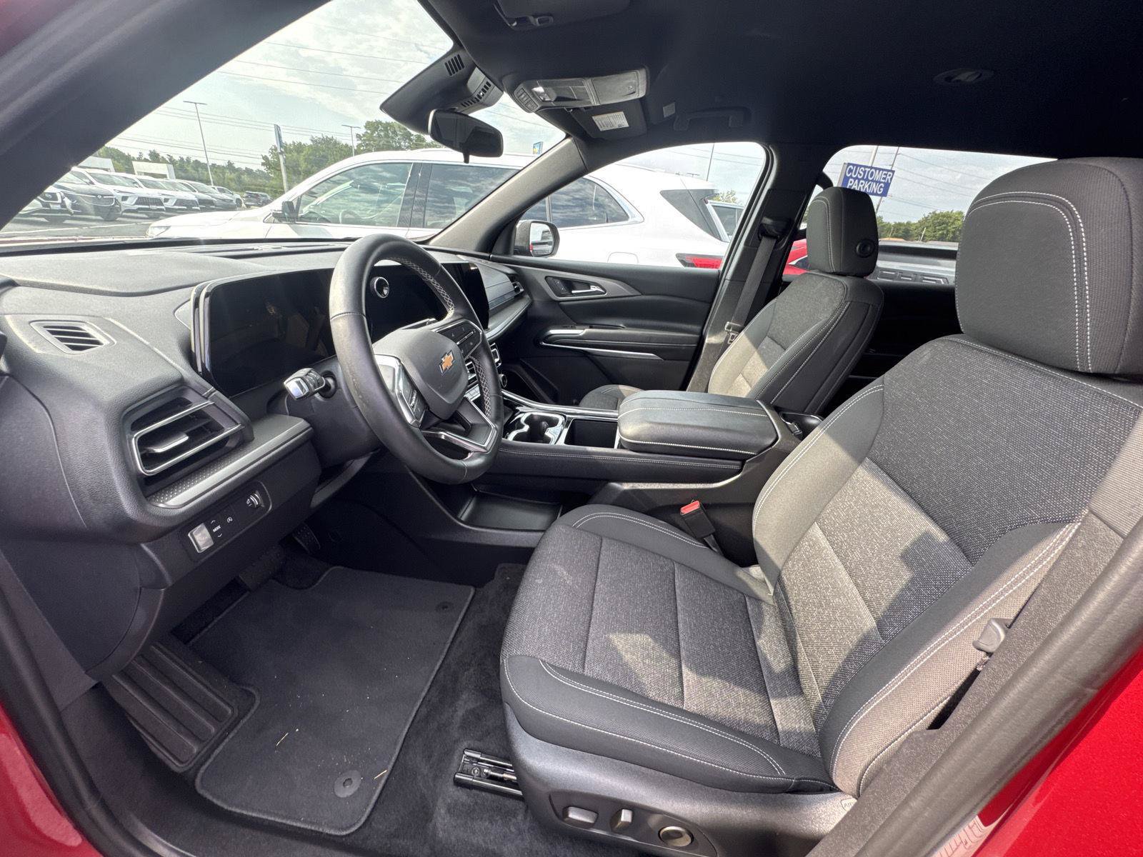 Used 2026 Chevrolet Traverse LT FWD image 7