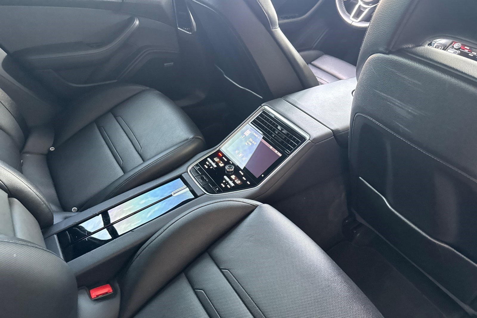 Used 2018 Porsche Panamera 4 image 31