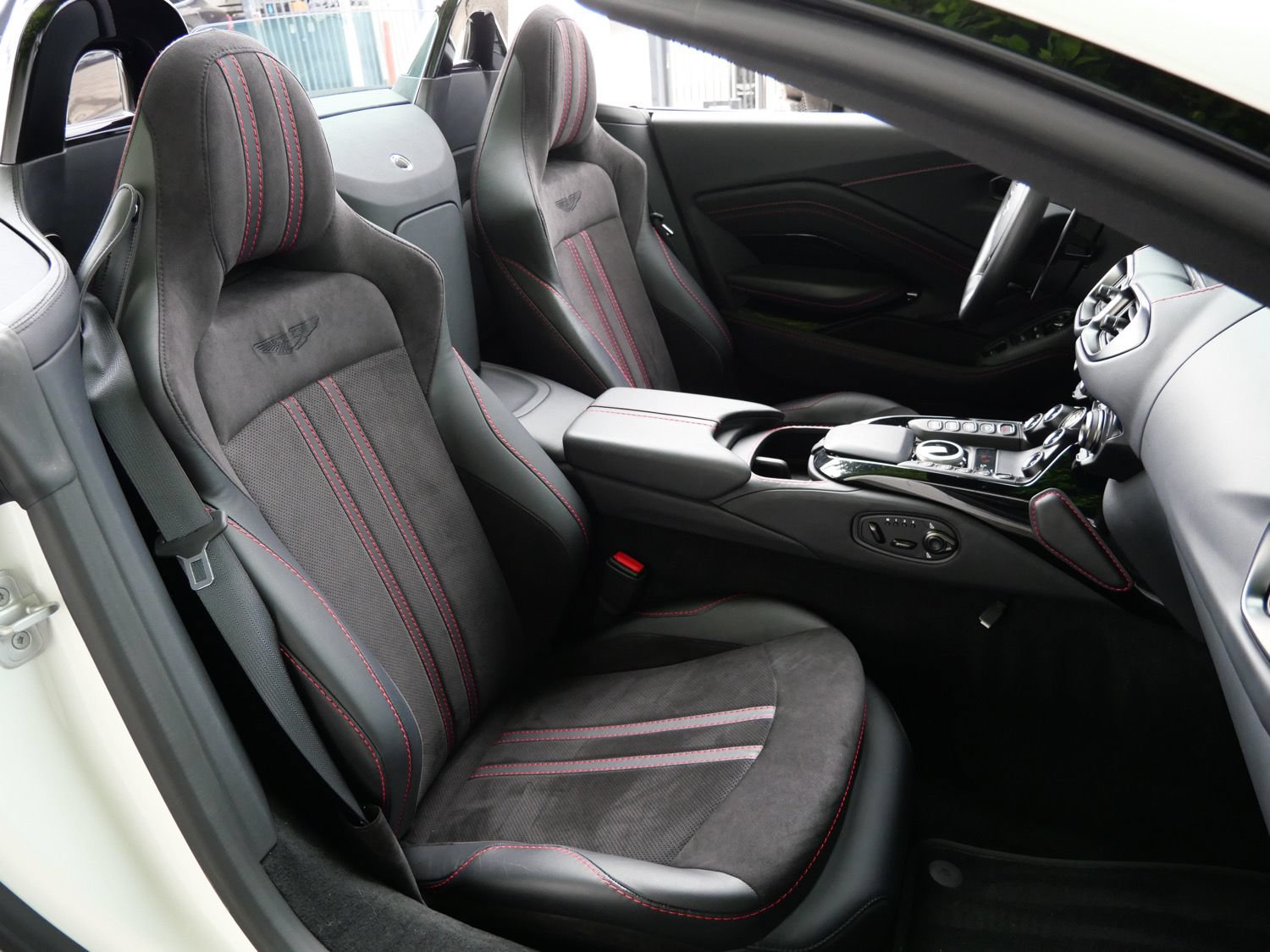 Used 2023 Aston Martin V8 Vantage Roadster RWD image 12