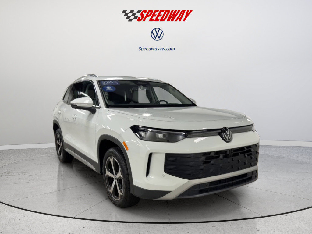 Used 2025 Volkswagen Tiguan SE AWD/4WD image 2