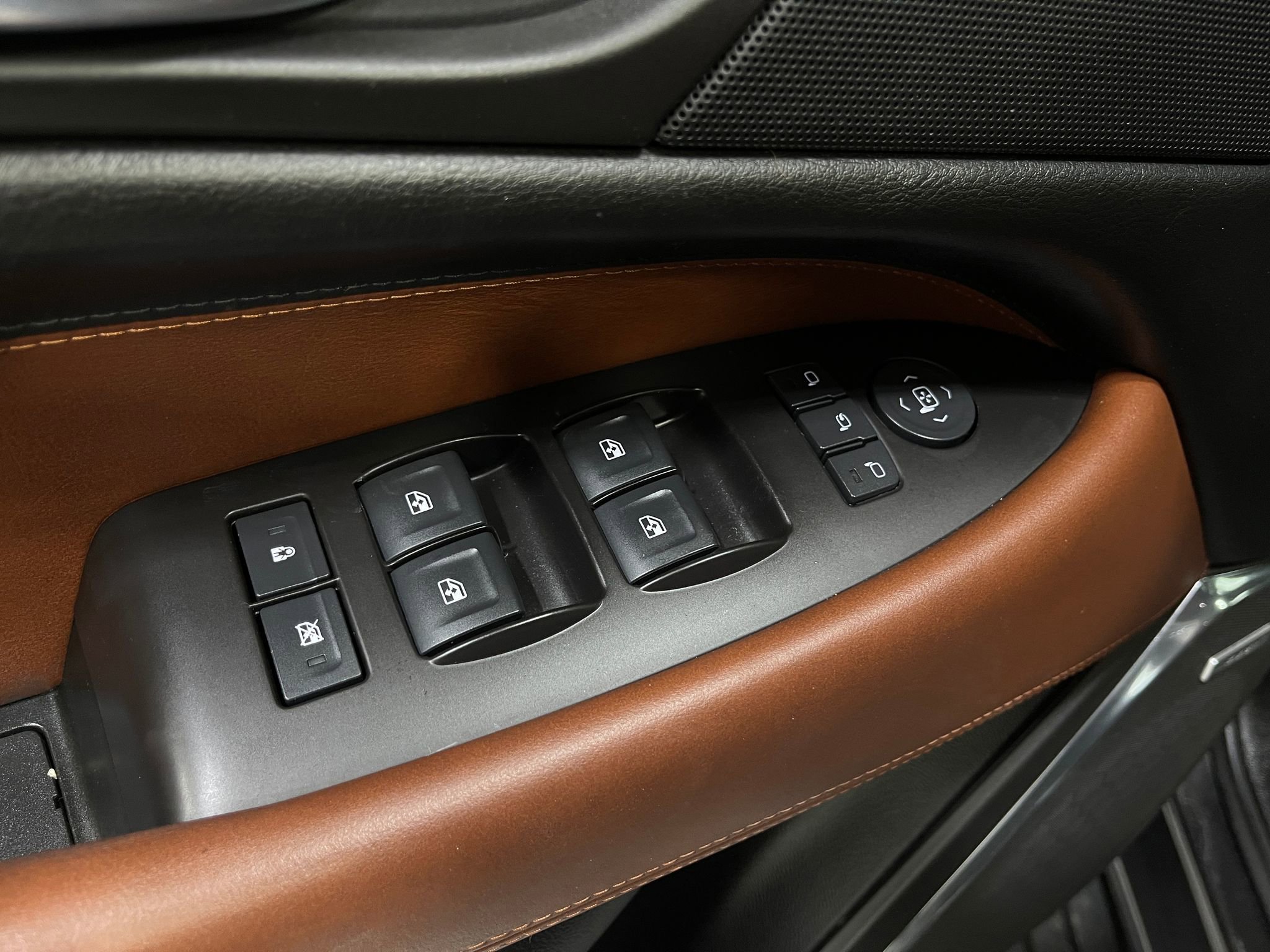 Used 2016 Cadillac Escalade ESV Luxury image 16