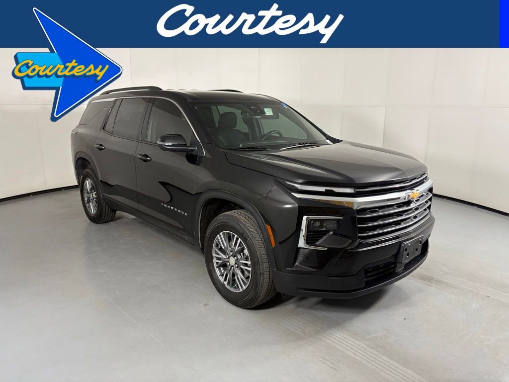 Used 2025 Chevrolet Traverse LT FWD image 1
