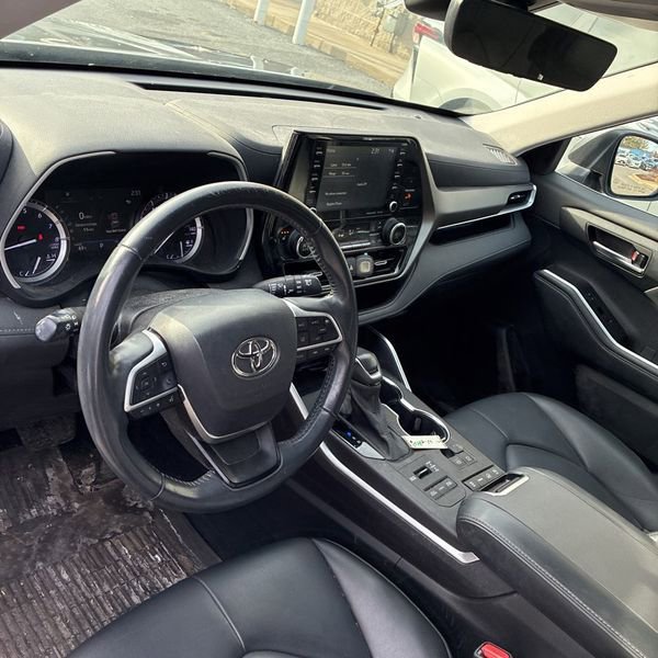 Used 2022 Toyota Highlander XLE image 12