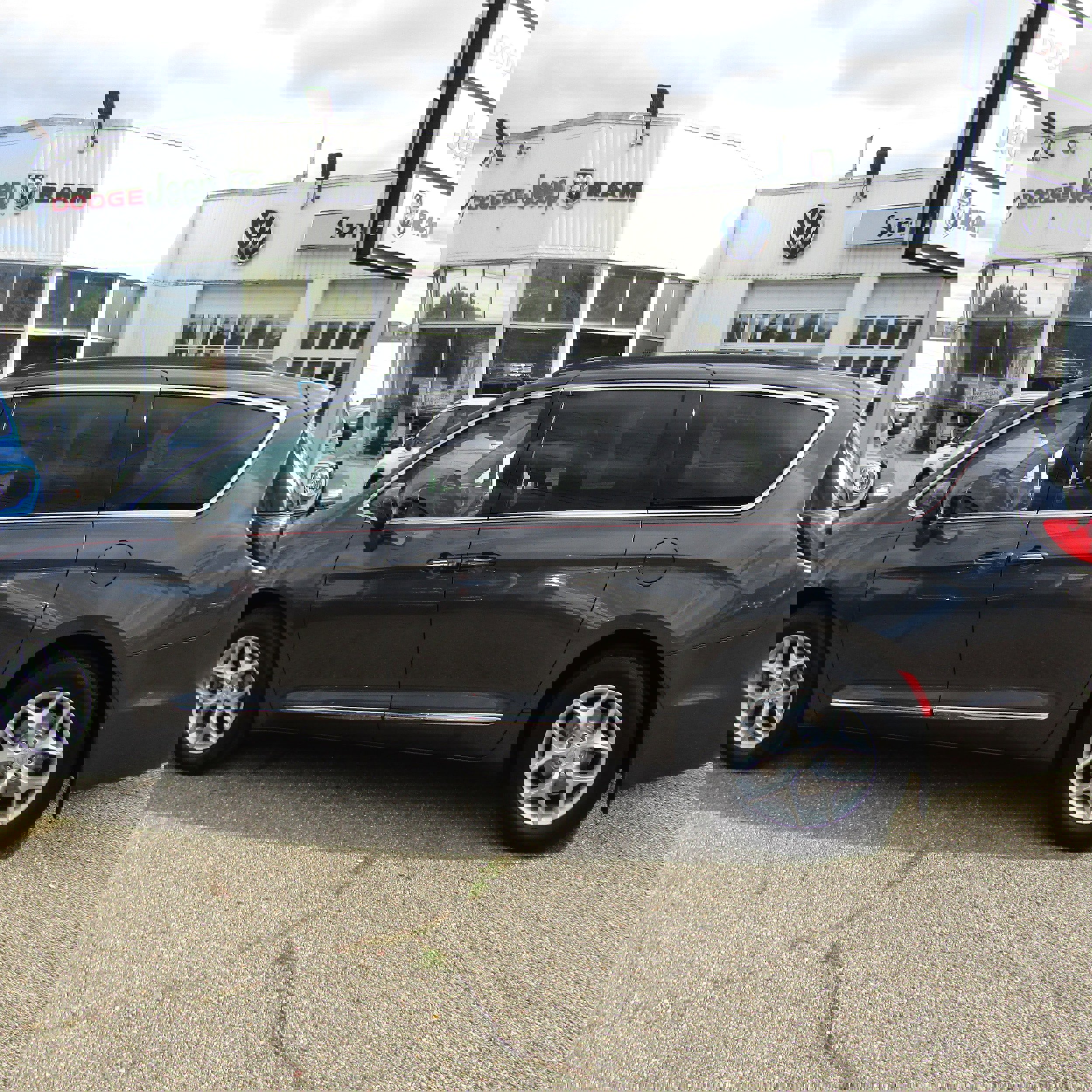 Used 2010 Chrysler Town & Country LX image 1