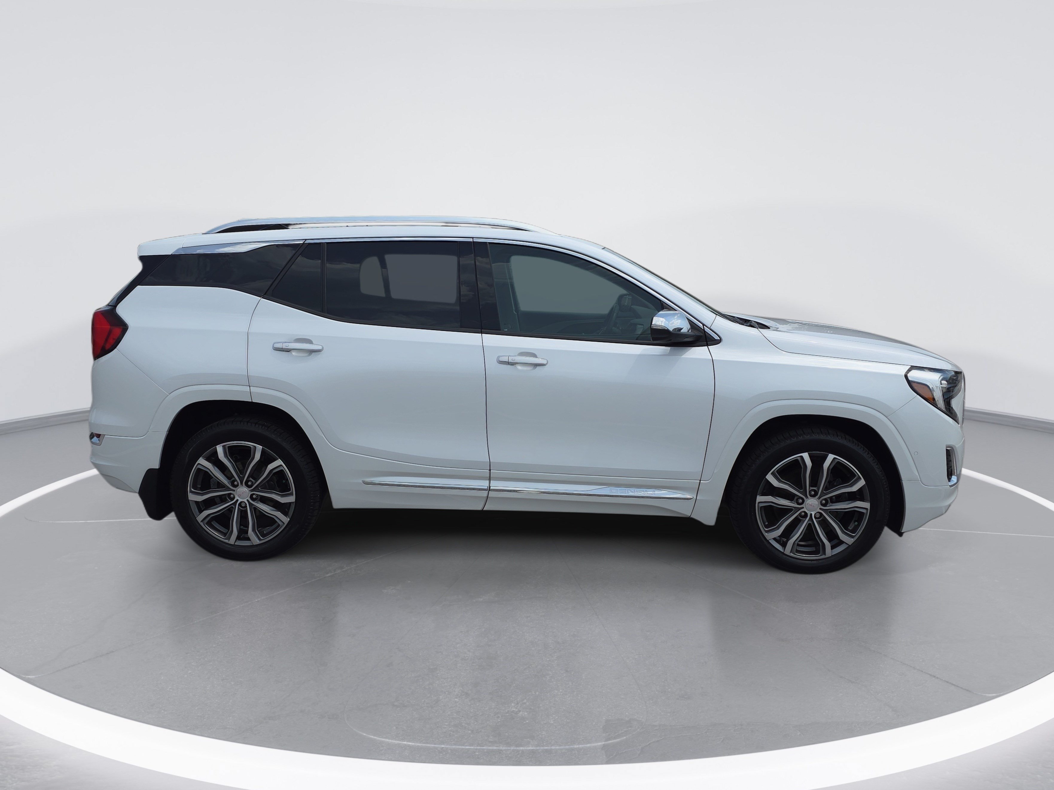 Used 2020 GMC Terrain Denali w/ Denali Premium Package FWD image 2