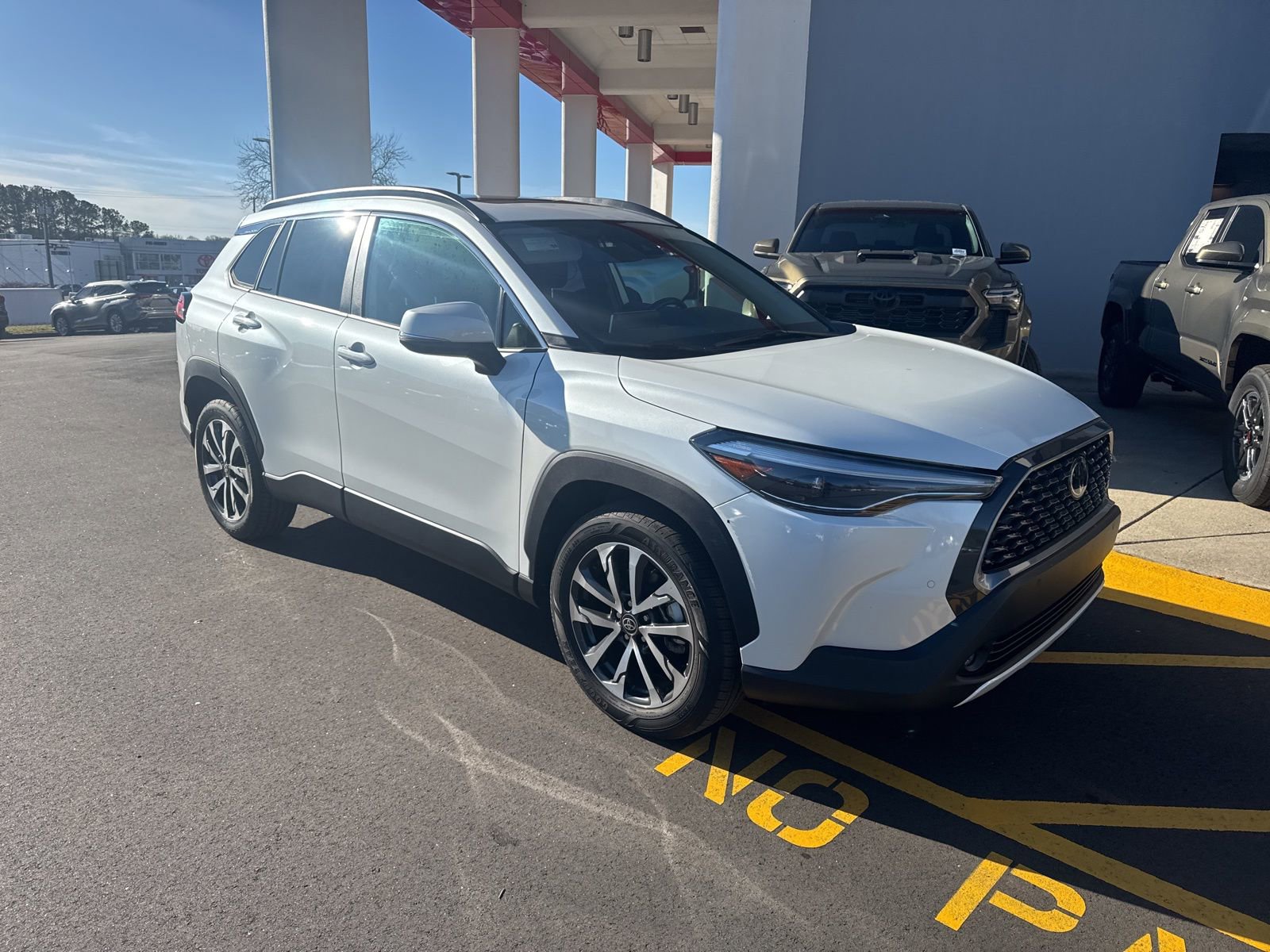 Used 2022 Toyota Corolla Cross XLE image 3