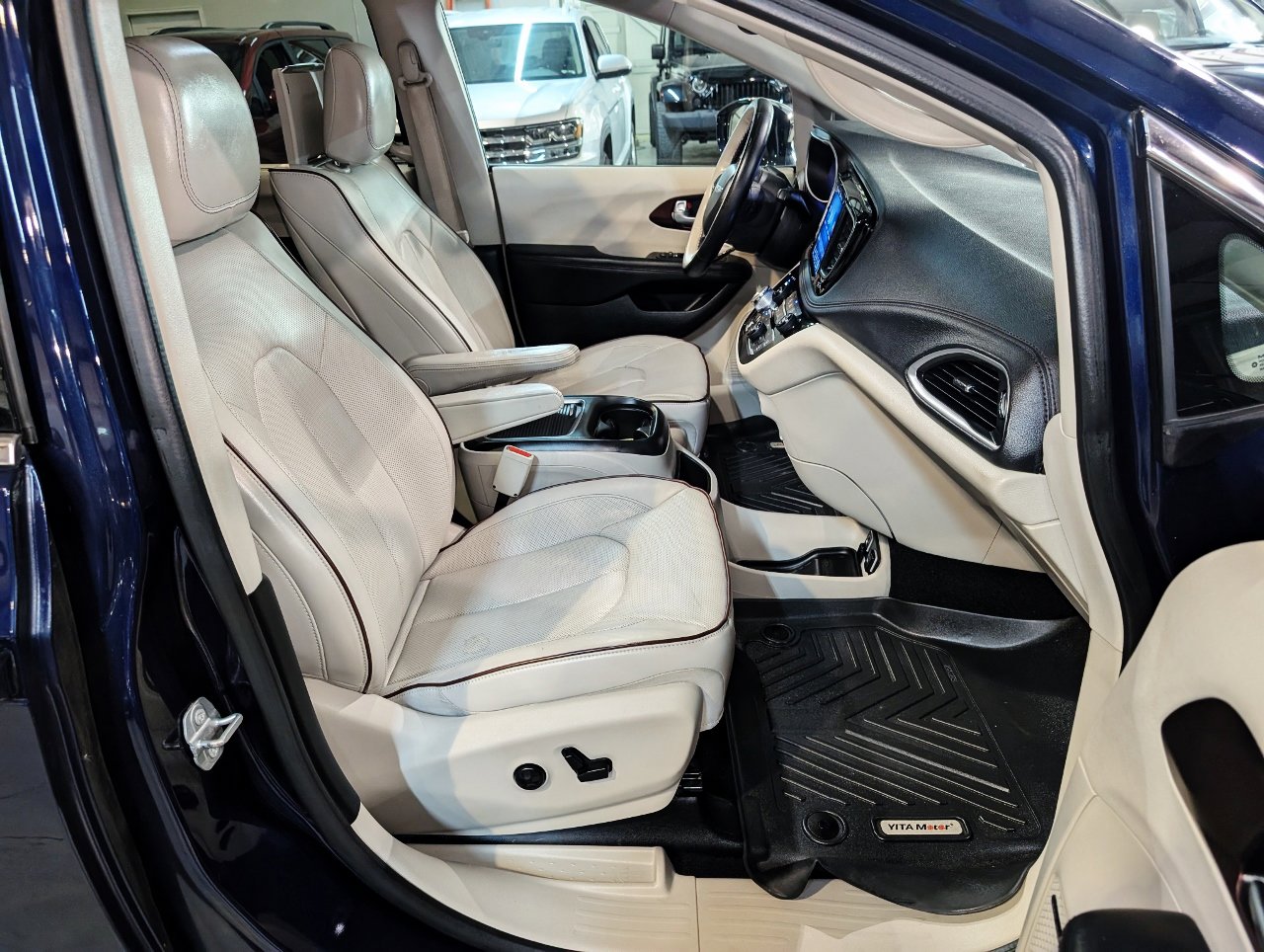 Used 2017 Chrysler Pacifica Limited image 41