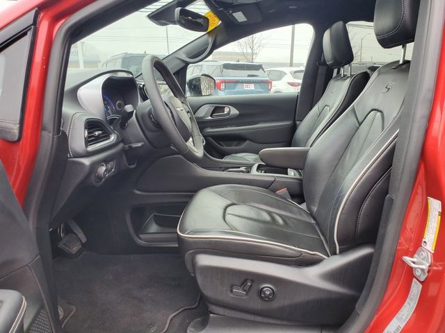 Used 2025 Chrysler Pacifica Limited image 22
