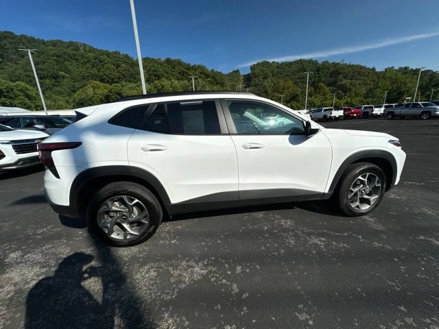 Used 2025 Chevrolet Trax LT w/ LT Convenience Package FWD image 8