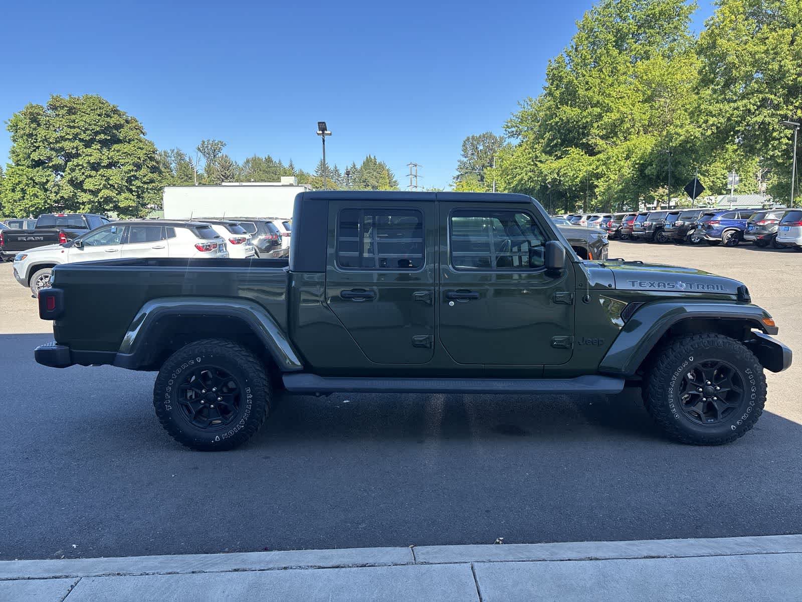 Used 2022 Jeep Gladiator Sport AWD/4WD image 3