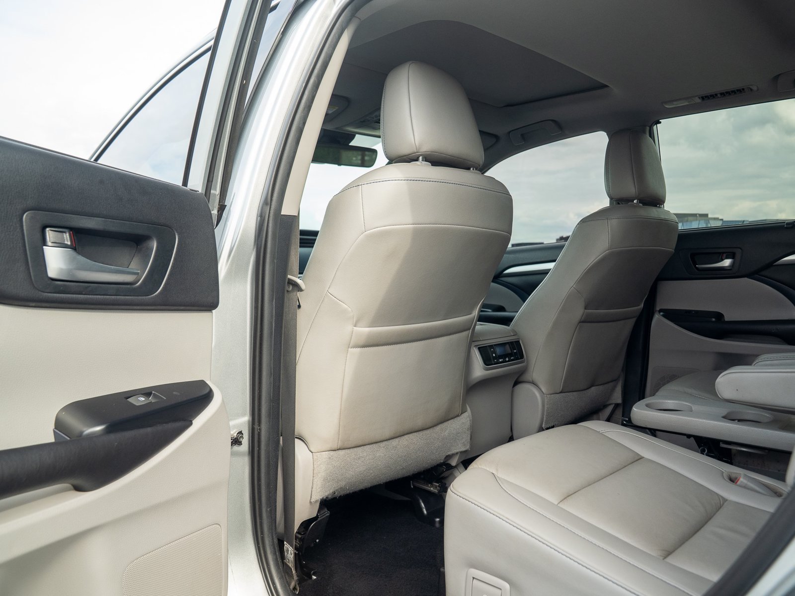 Used 2019 Toyota Highlander XLE FWD image 26