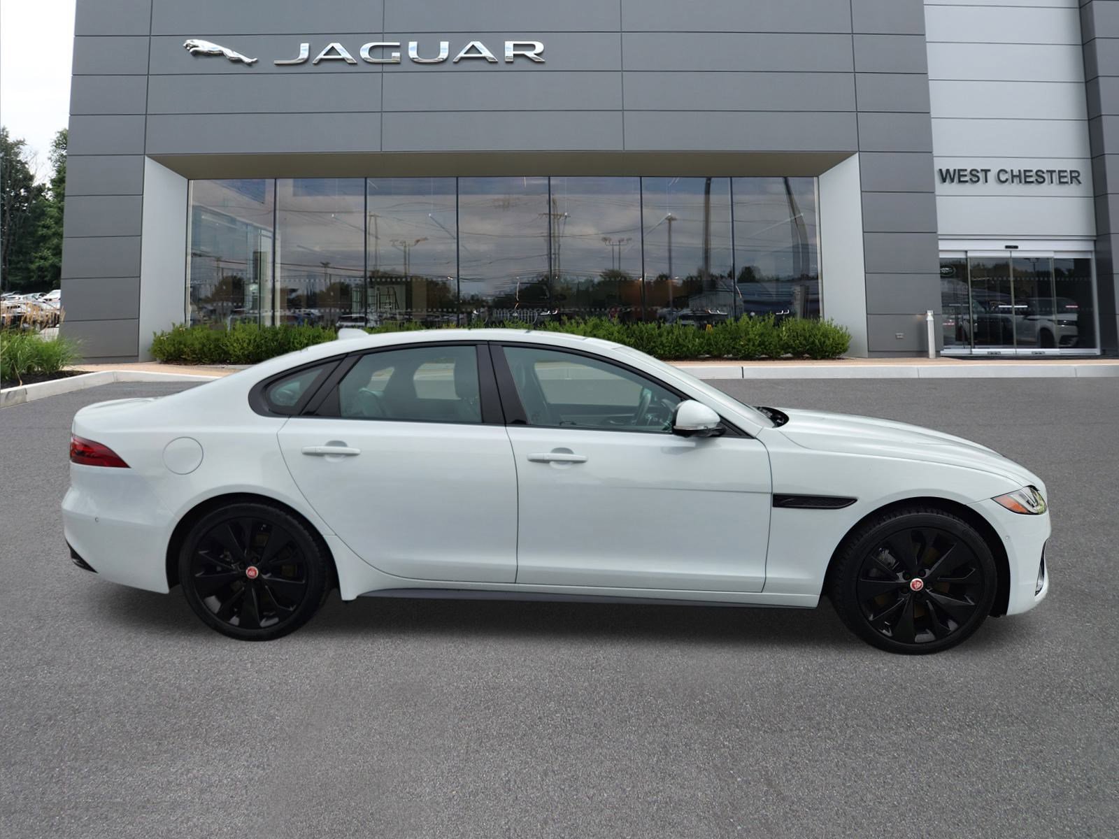 Certified 2021 Jaguar XF R-Dynamic SE image 4