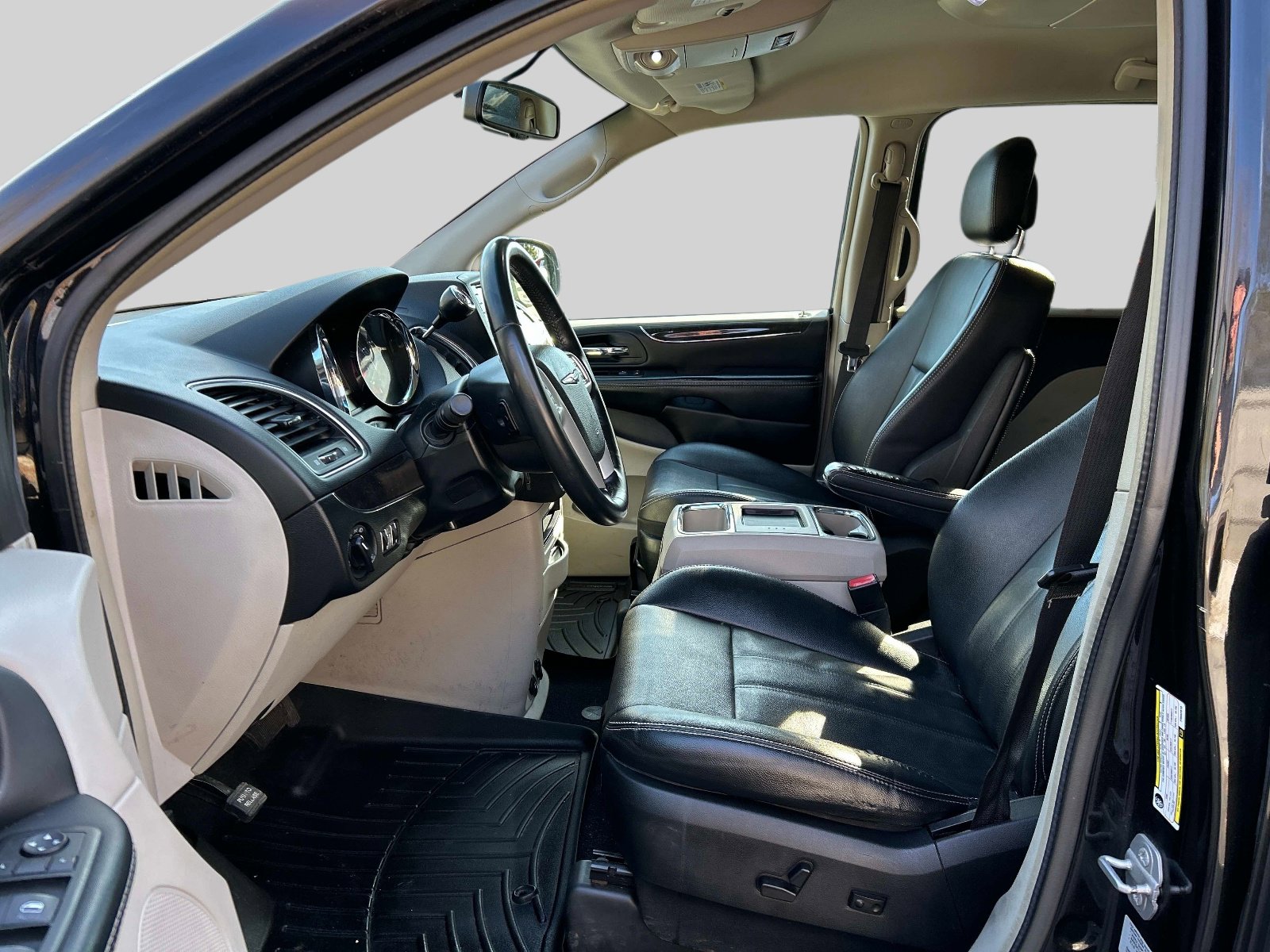 Used 2015 Chrysler Town & Country Touring FWD image 11