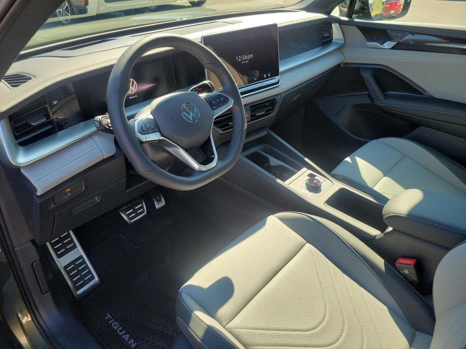New 2026 Volkswagen Tiguan SE R-Line FWD image 30