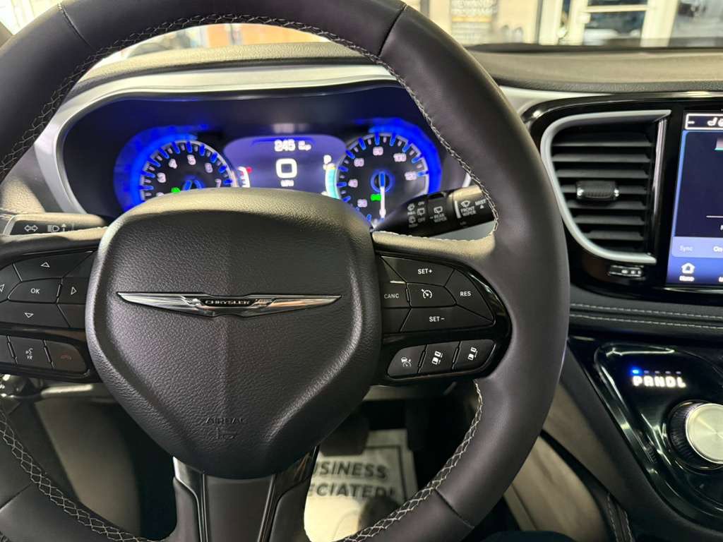 Used 2025 Chrysler Pacifica Limited FWD image 11