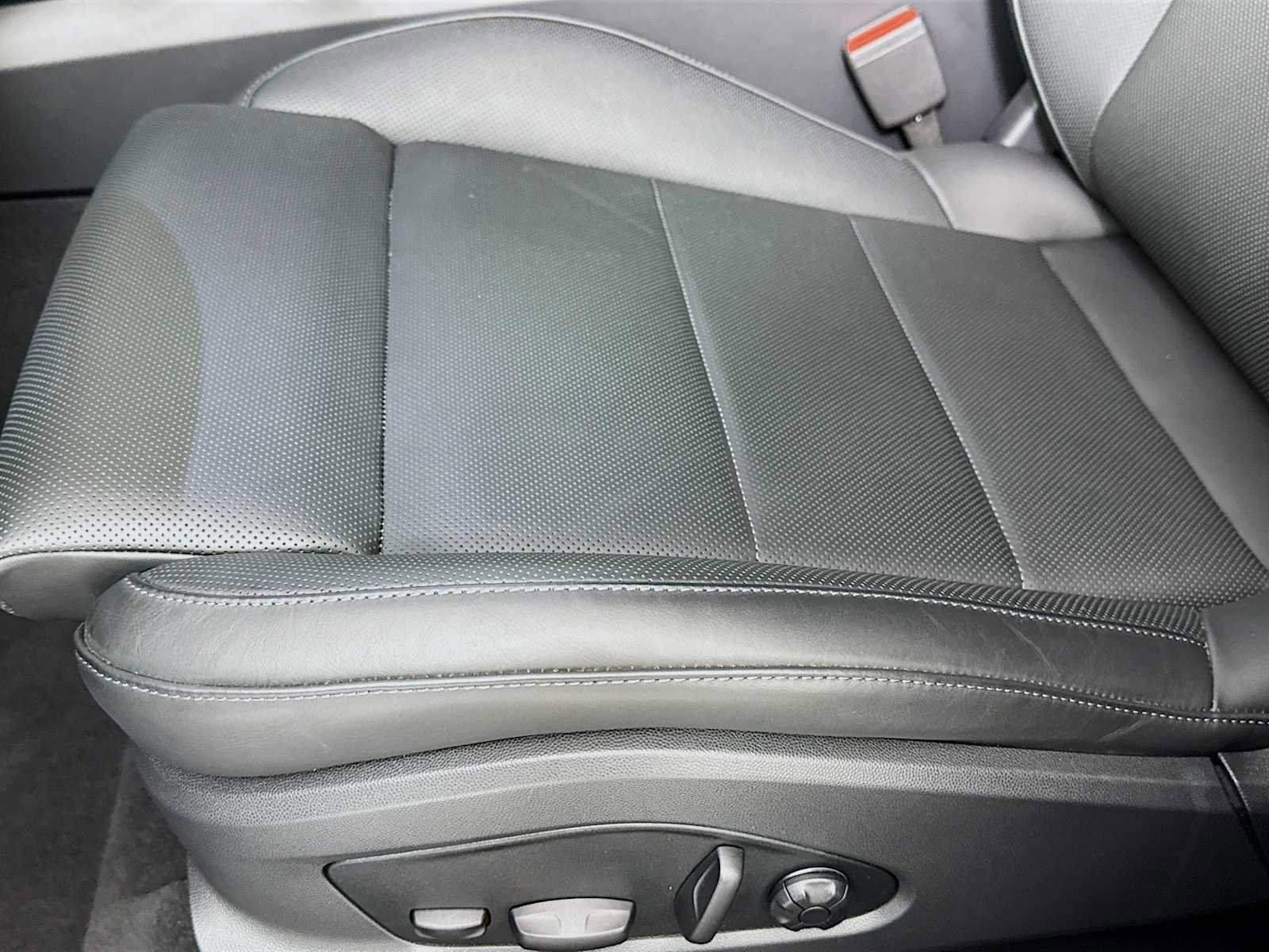 Certified 2025 Porsche Macan Electric image 13