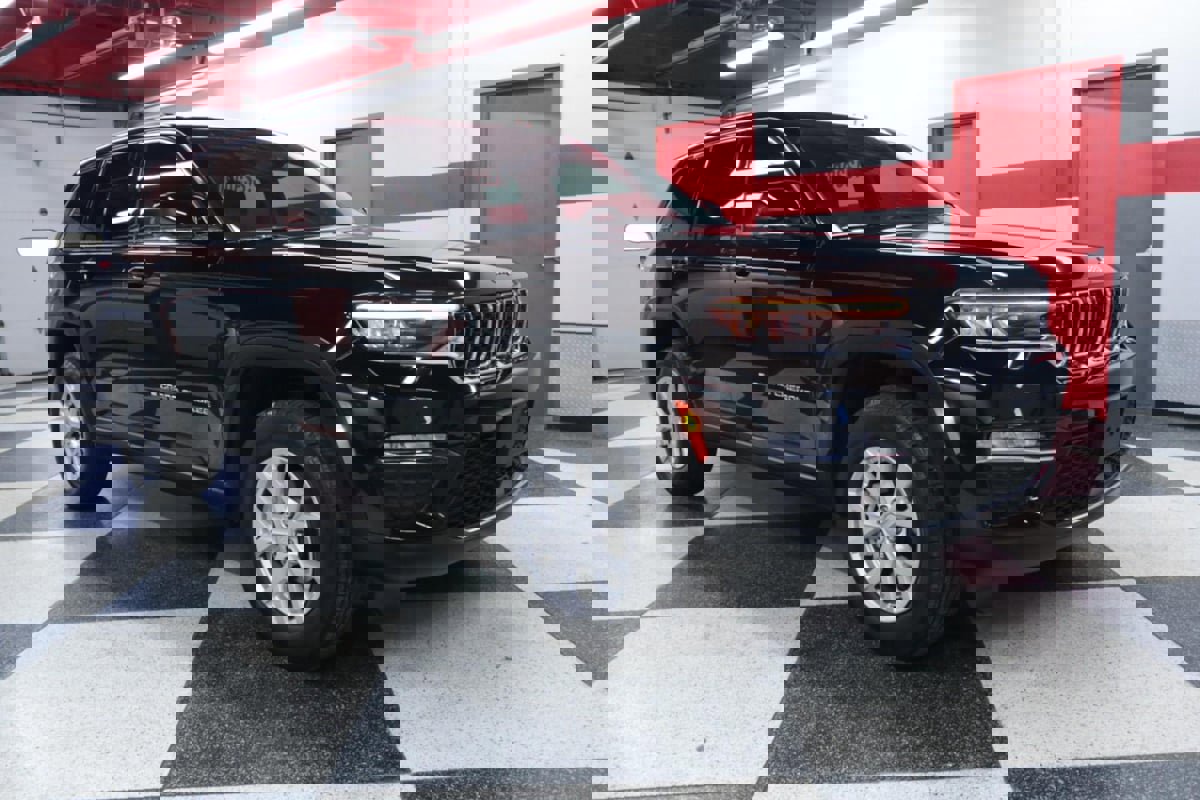 Used 2023 Jeep Grand Cherokee Limited w/ Trailer Tow Prep Group (B) image 2