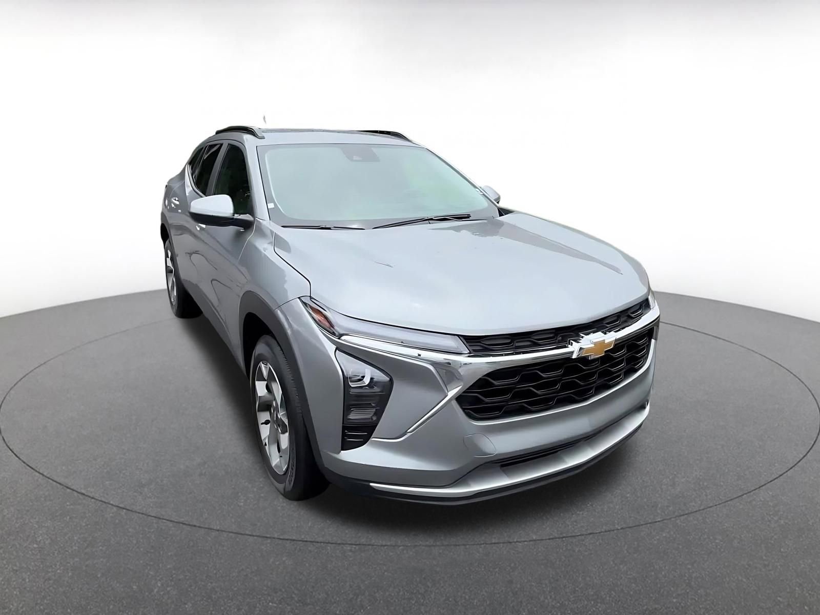 Used 2025 Chevrolet Trax LT FWD image 3