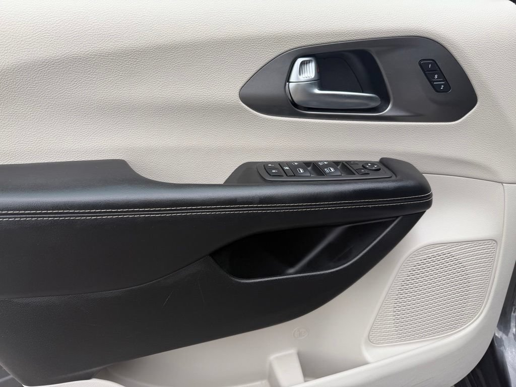 Used 2022 Chrysler Pacifica Touring-L FWD image 16