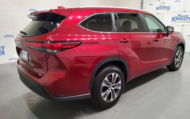 Used 2023 Toyota Highlander XLE FWD image 3