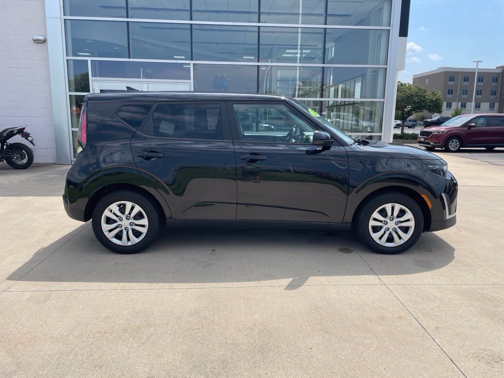 Used 2025 Kia Soul LX FWD image 4